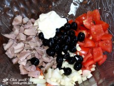 Салат з солених груздів з оливками (Салат с соленых груздей с оливками)